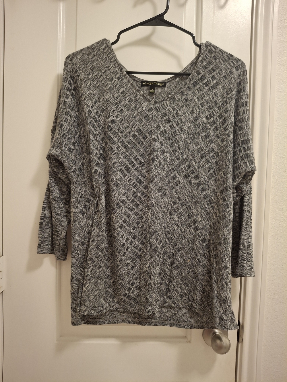 Ava & Viv Gray Patterned V-Neck Tunic Top